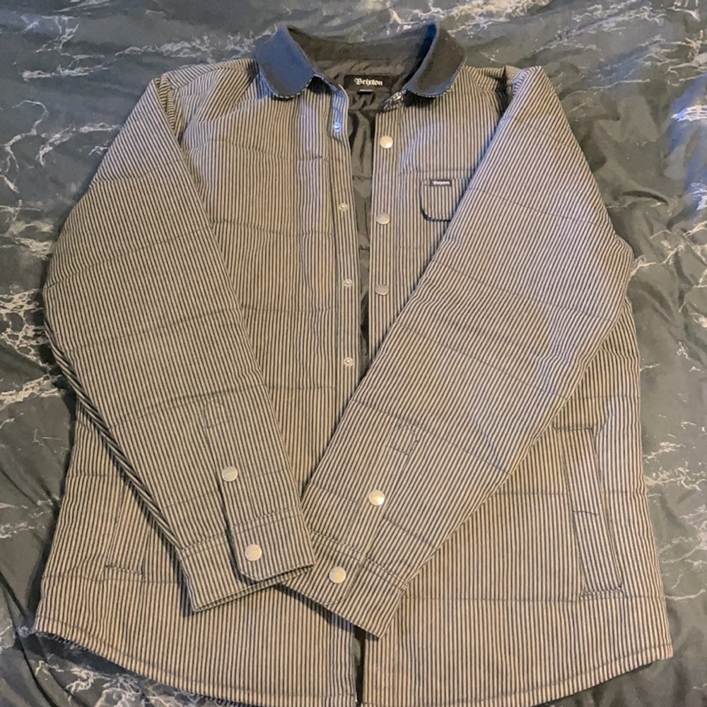 Selling a men’s large “ Brixton “ denim jacket , in new condition . Grey black.